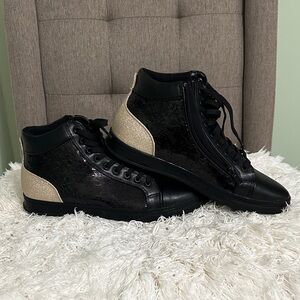 💯👞NWOT Black and Gold Athletic Shoes